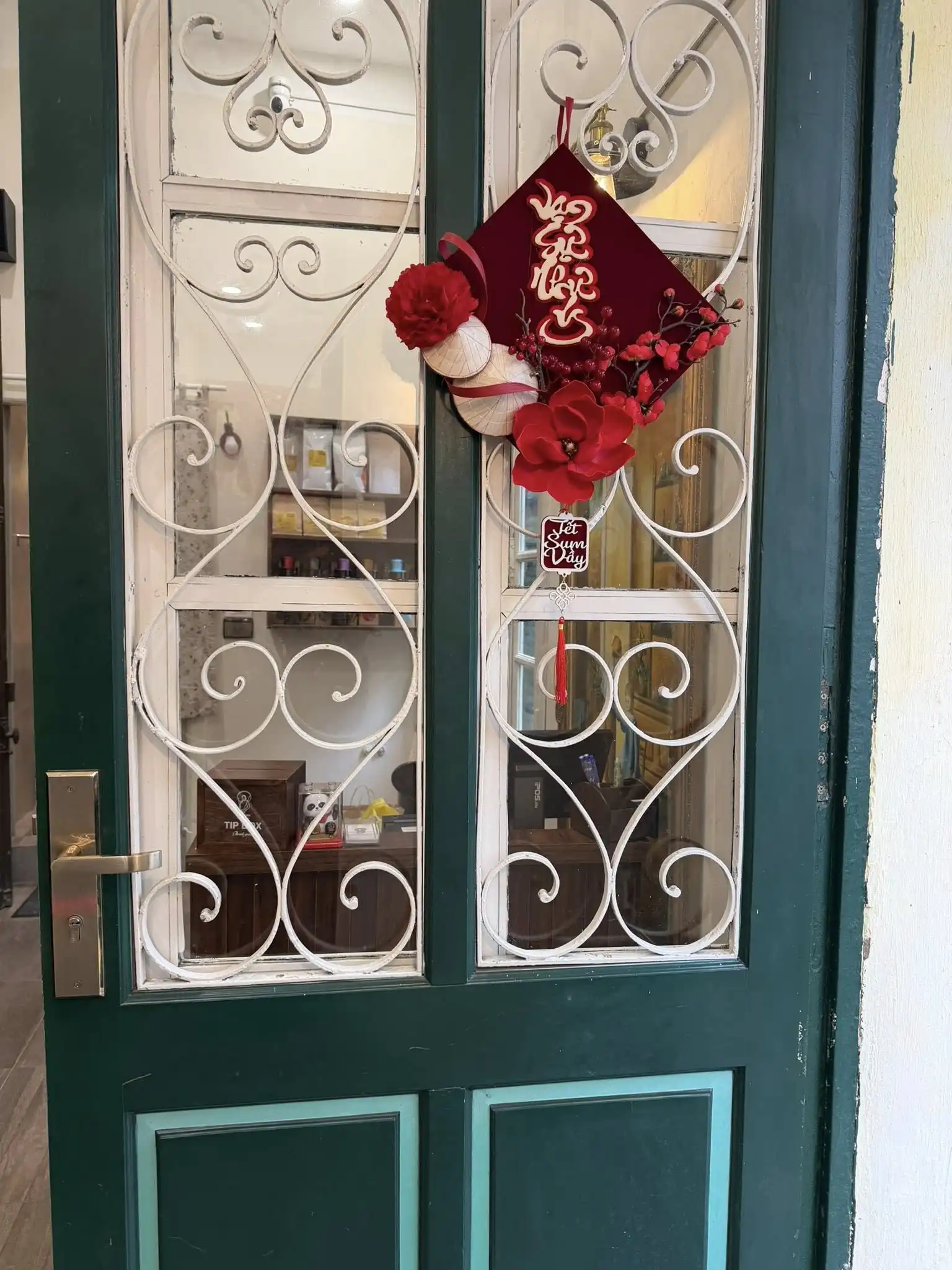 Khi Tết chạm ngõ: Không gian The Hanoian rộn ràng sắc xuân