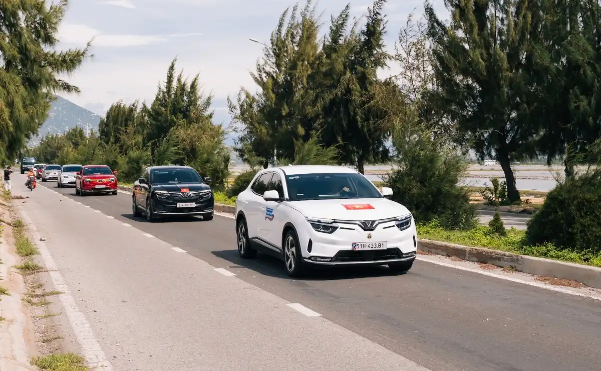 VinFast miễn phí đổi pin 20 lần/tháng (tương ứng quãng đường đi được tối thiểu 800 km/tháng) cho khách hàng mua dòng xe máy