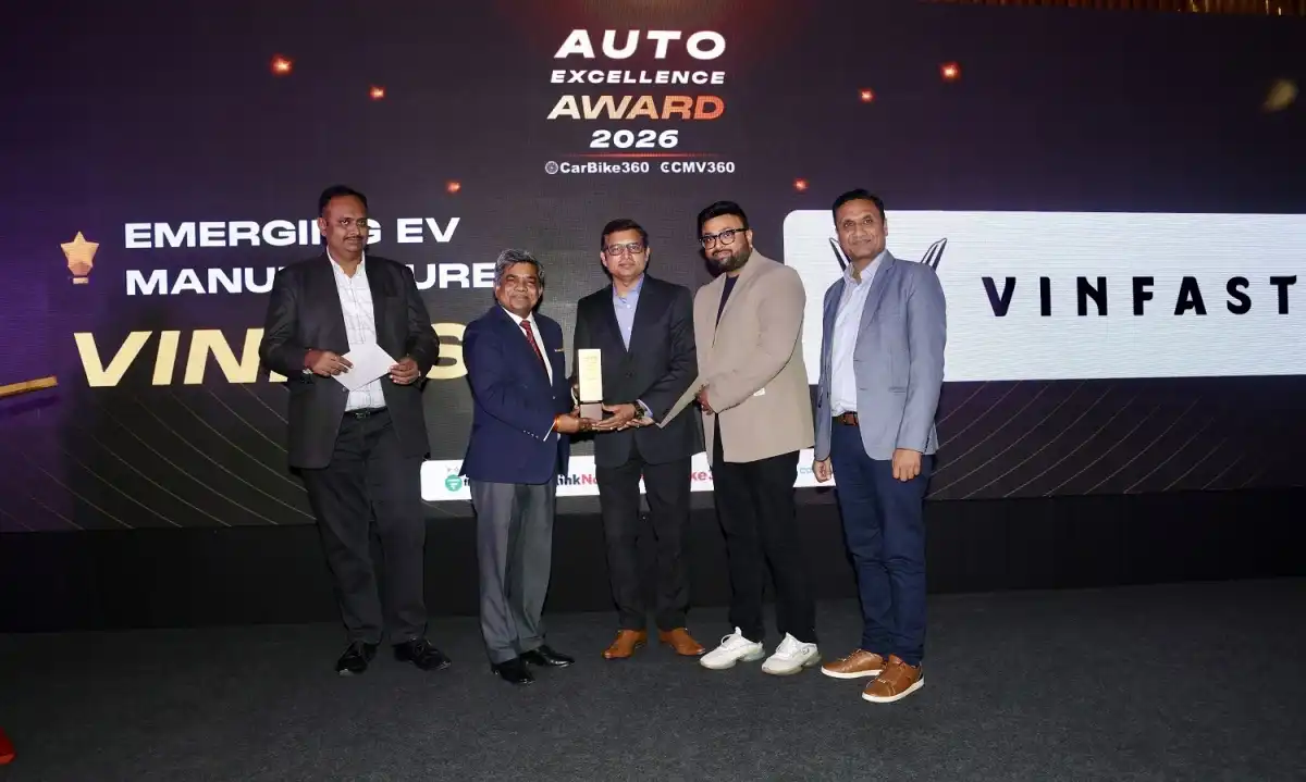 Ông Bhartendu Singh (giữa), Giám đốc Marketing VinFast Ấn Độ, nhận giải thưởng từ ban tổ chức Auto Excellence Awards 2026.