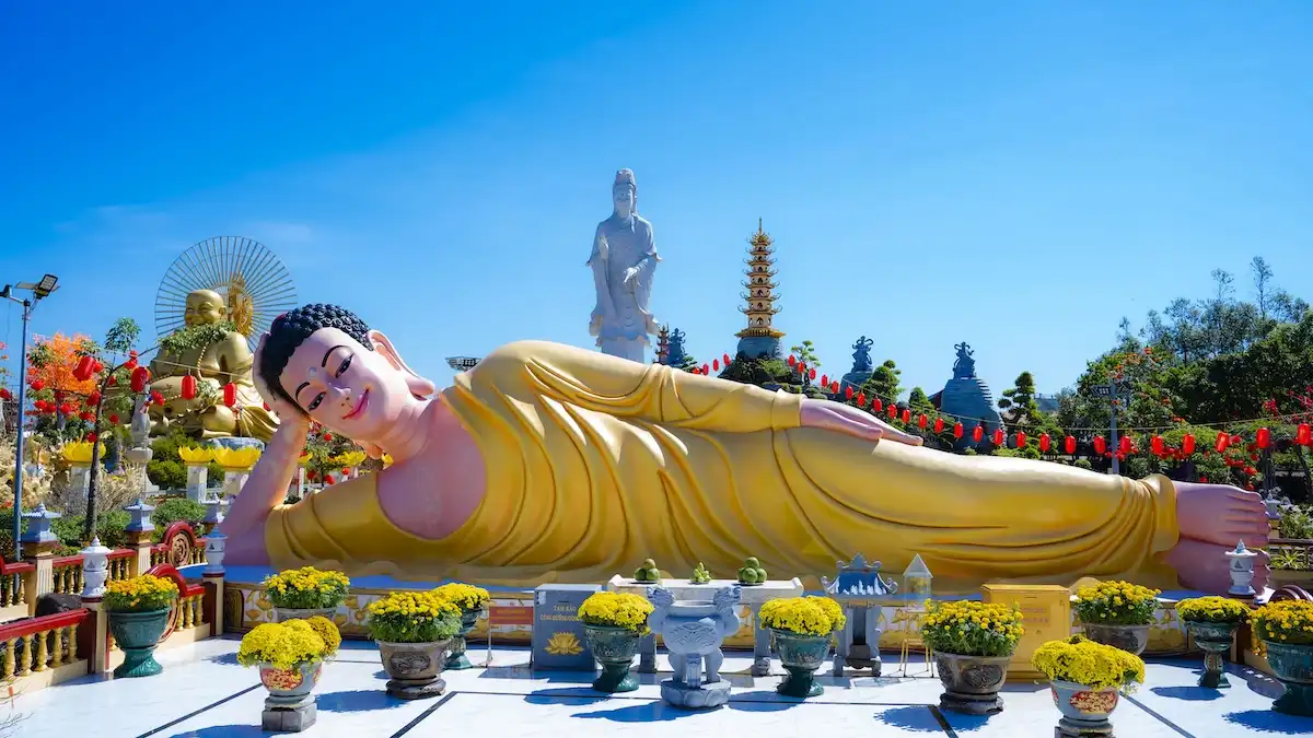 ngoi chua o vinh long ruc ro don xuan binh ngo voi 'ngu phuc linh ma' cao 7 met - 8