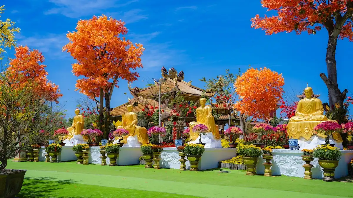 ngoi chua o vinh long ruc ro don xuan binh ngo voi 'ngu phuc linh ma' cao 7 met - 13