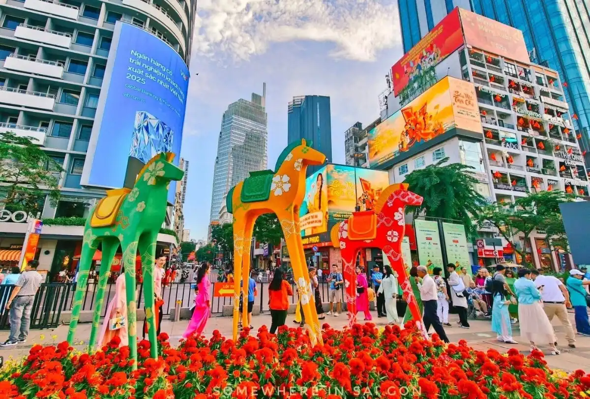 Người dân du xuân, thưởng ngoạn Đường hoa Nguyễn Huệ Tết Bính Ngọ 2026 - Ảnh: Phạm Thế Hiển.