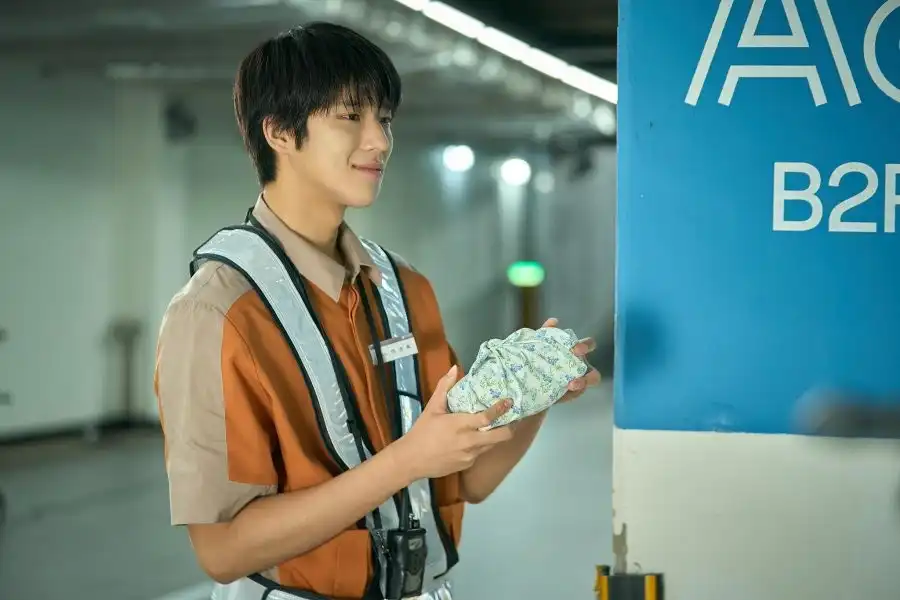 Moon Sang Min vào vai Kyungrok, một cựu vũ công buộc phải từ bỏ giấc mơ trước thực tế khắc nghiệt. Bị thu hút bởi Mijung sau một cuộc gặp gỡ tình cờ, anh bắt đầu những bước đi dè dặt hướng tới tương lai mà anh từng từ bỏ, thể hiện tinh thần vụng về nhưng chân thành của tuổi trẻ. b3ymbe-3f.jpg